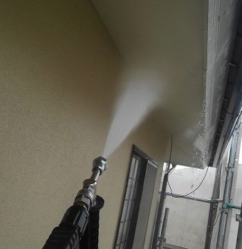 高圧洗浄機で洗浄している