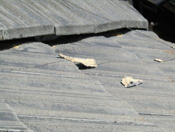 瓦の漆喰部分が剥がれている