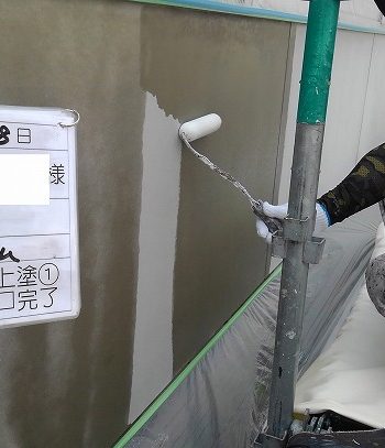 外壁　下塗り施工中