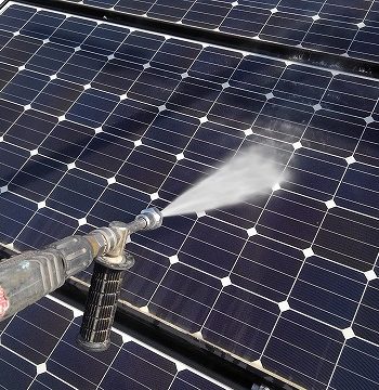 屋根　高圧洗浄中