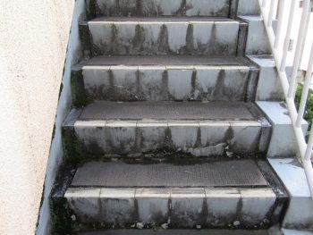 施工前の階段