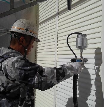雨戸の塗装は吹き付け