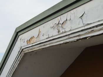木がめくれた破風