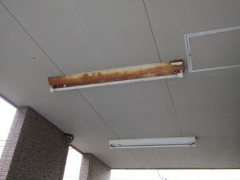 外の電気　サビだらけ