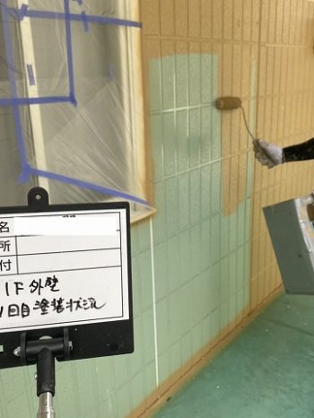 外壁の上塗り１回目