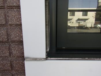 窓のコーキング劣化