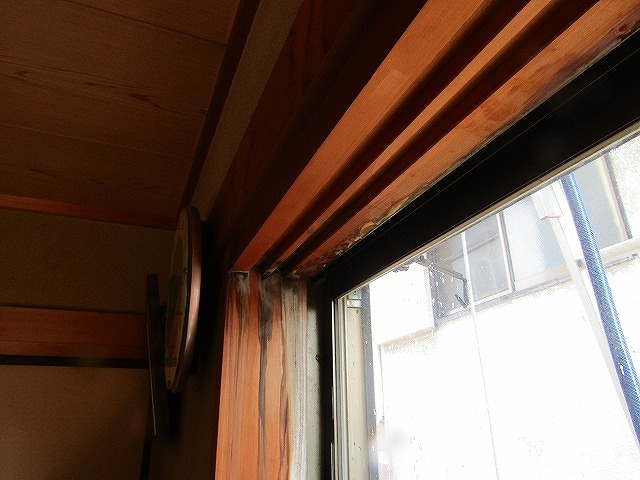 窓枠から部屋の中へ雨漏り