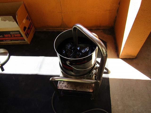 シーリングの材料を混ぜている