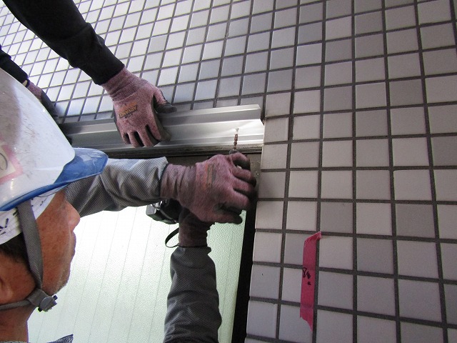 窓枠取り付け