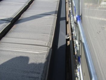 樋に流れるよう板金を取り付けた