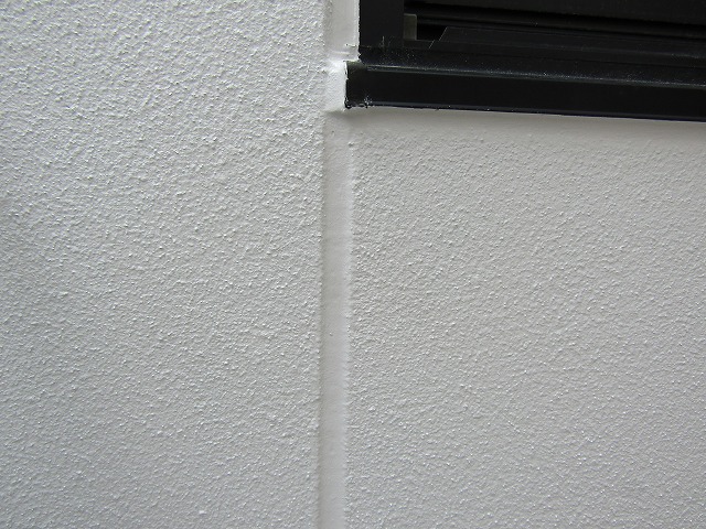 塗り替えした外壁と目地