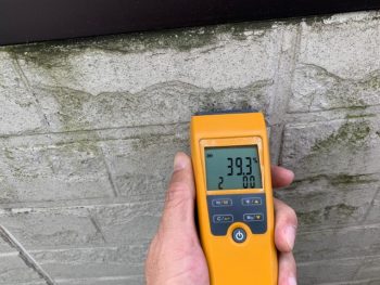 水分計でバルコニーの外壁の水分量を計測