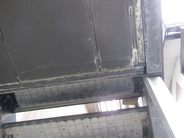 共有廊下裏は雨漏りの跡