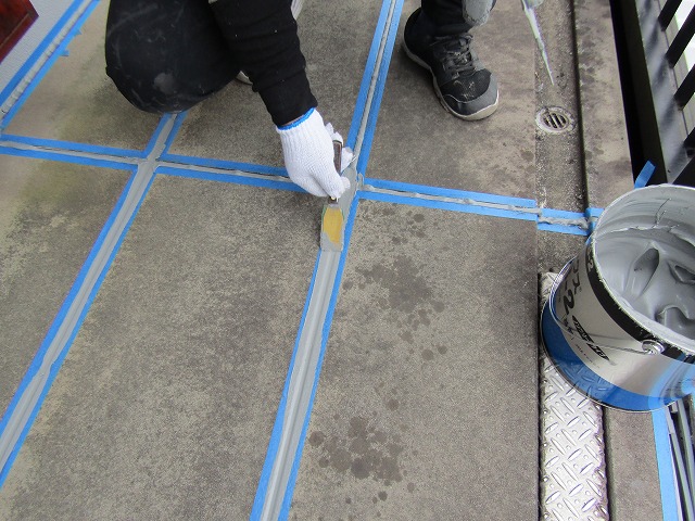 共有廊下の土間コーキング