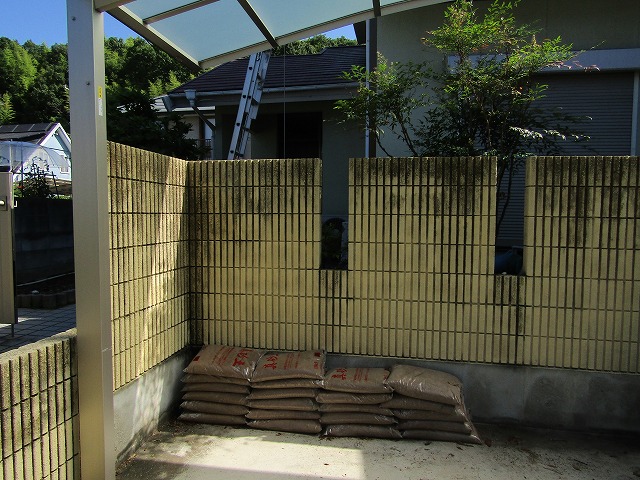 汚れた塀