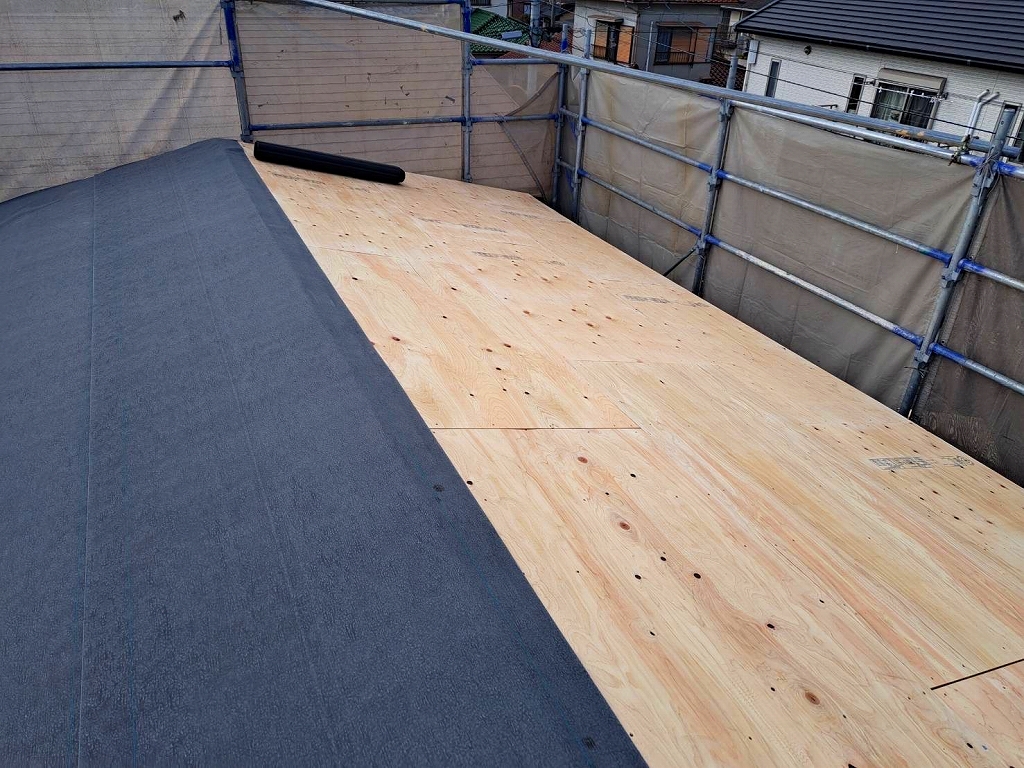 屋根に防水シートとベニヤ板