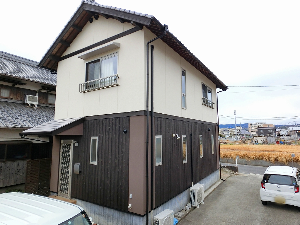 焼き板塗装の住宅が完成