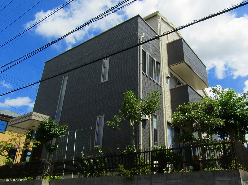 チャコールグレーの外壁