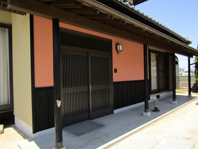 和風カラーの家