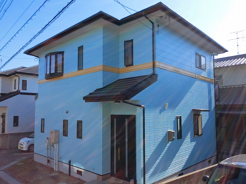 淡いブルーの外壁