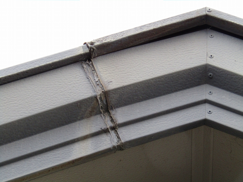 破風のコーキングが切れていた