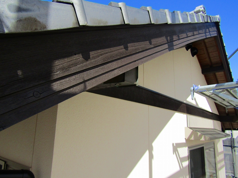 破風は木部専用の塗料で塗装