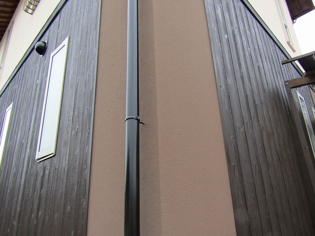 モルタル部分は艶消し塗料で塗装