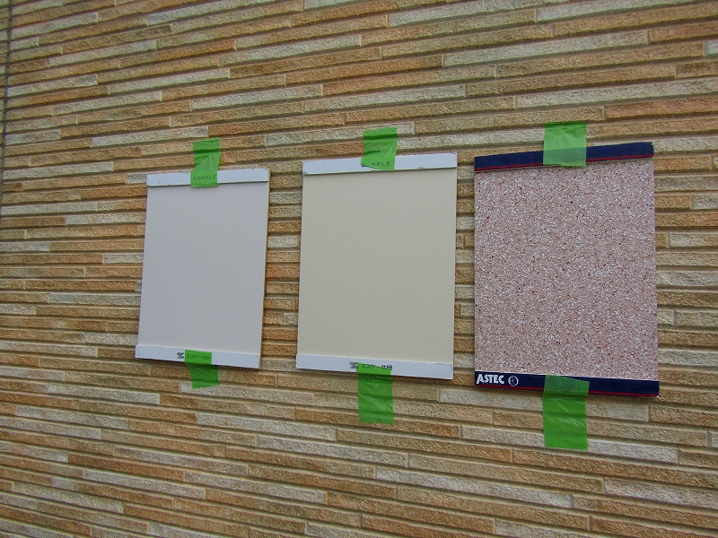 塗り板を外壁に合わせて色を確認する