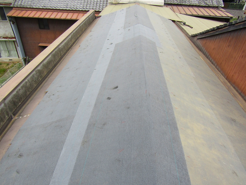 ルーフィングを貼る