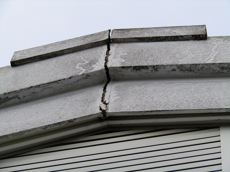 割れているケラバ