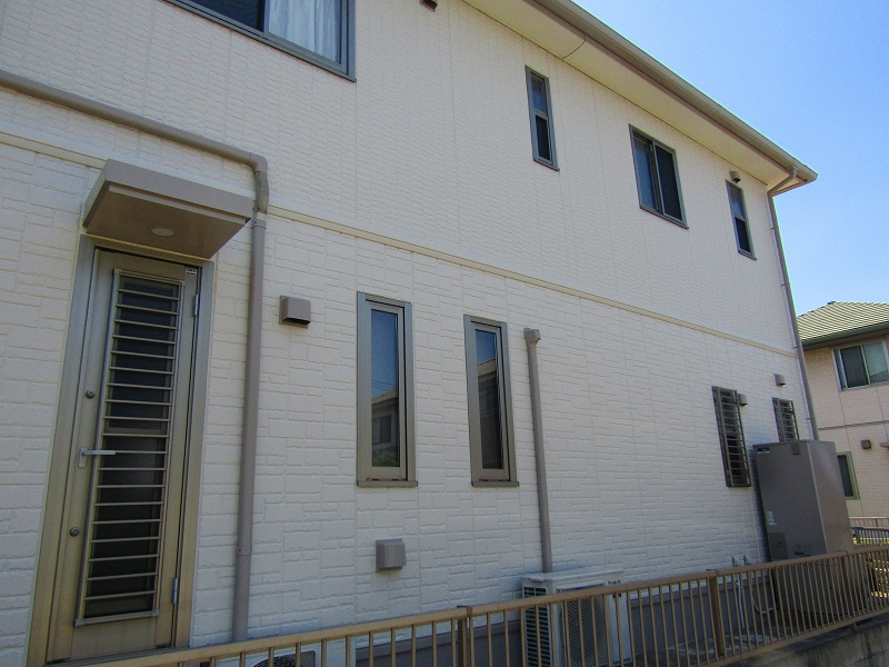 付帯部はグレージュで塗装