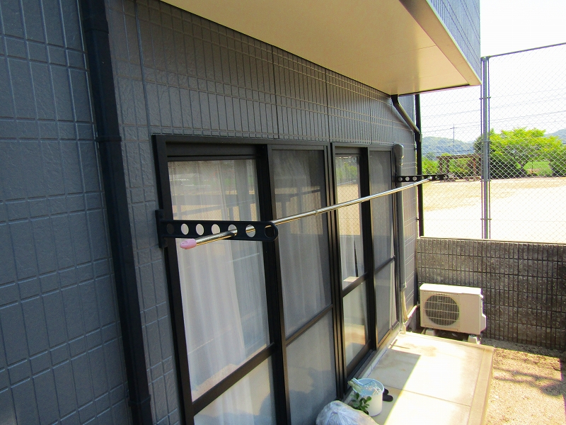 １階はグレーに塗装