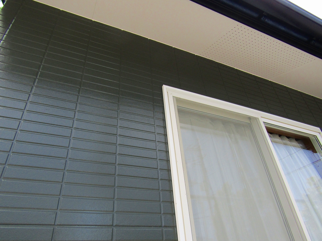 深いグリーンの外壁