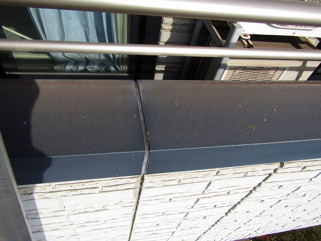 バルコニー笠木のシーリングが切れている