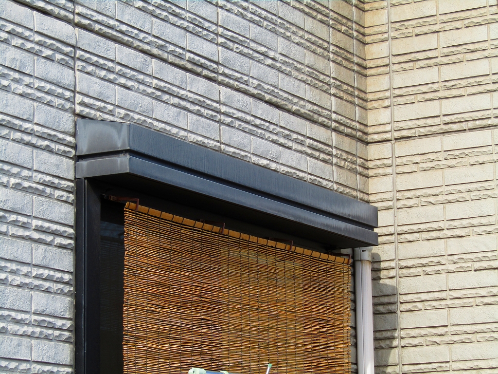 ひさしの色褪せと外壁の汚れ