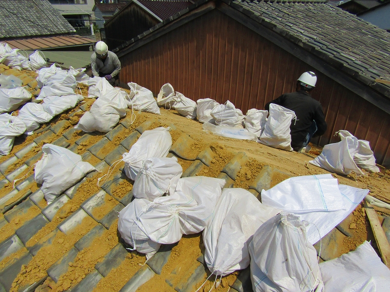 古い瓦と葺き土の撤去