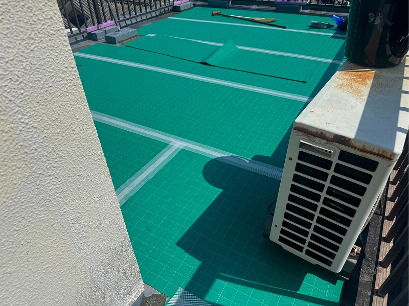 通気緩衝シートを貼り付ける