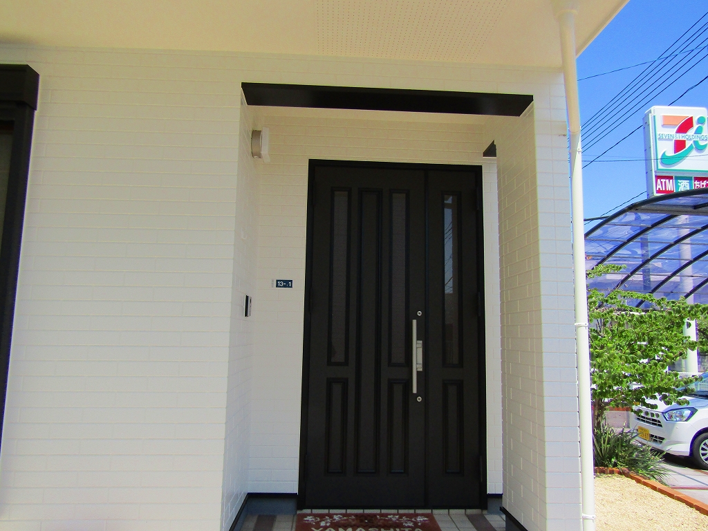 玄関ドアシート張り完成