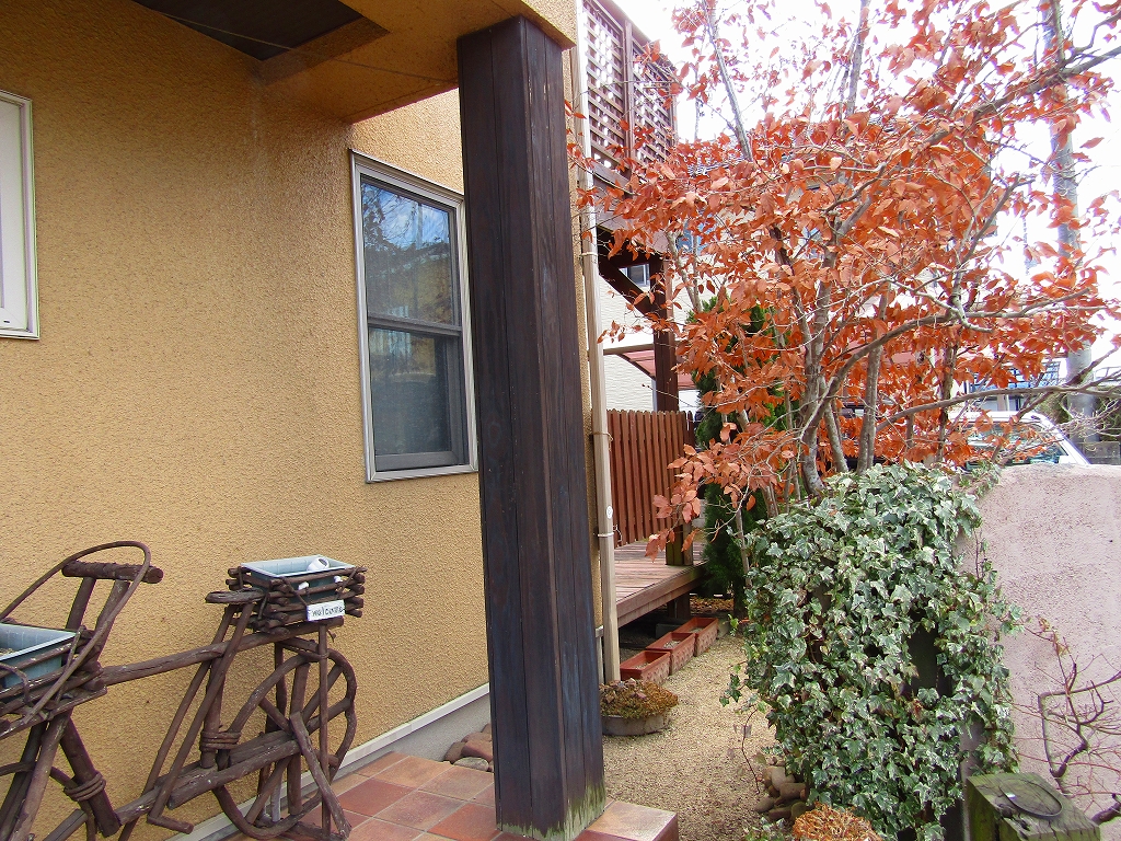 玄関柱の塗装前